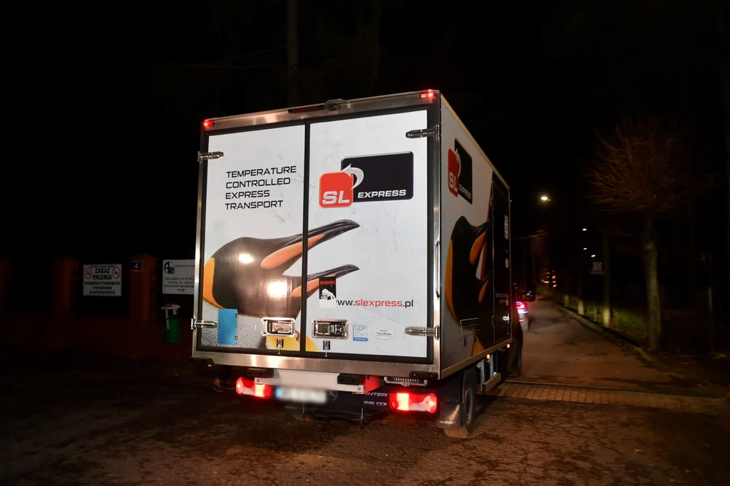 Szczepionki przekroczyły polską granicę w piątek po godz. 22 na przejściu granicznym w Świecku. Przewożone były busem w dwóch specjalnych kartonach z suchym lodem w ultra niskiej temperaturze około -75 st. Celsjusza. Szczepionki przekroczyły polską granicę w piątek po godz. 22 na przejściu granicznym w Świecku. Przewożone były busem w dwóch specjalnych kartonach z suchym lodem w ultra niskiej temperaturze około -75 st. Celsjusza.