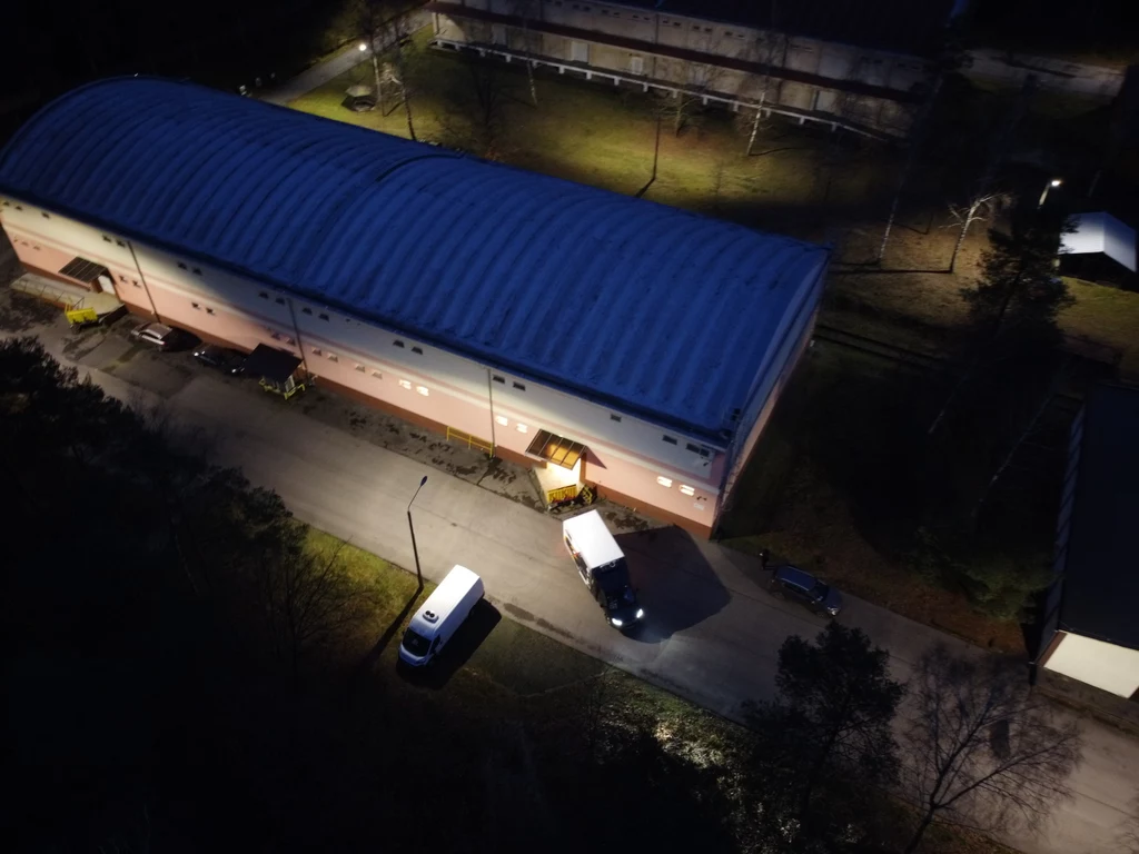 Szczepionki, które już są w Polsce trafią do 72 szpitali. Natomiast kolejna partia zostanie dostarczona do ponad 500 szpitali, gdzie szczepiony będzie personel medyczny. Kolejne 300 tys. dawek Pfizer ma dostarczyć w kolejnym tygodniu. Szczepionki, które już są w Polsce trafią do 72 szpitali. Natomiast kolejna partia zostanie dostarczona do ponad 500 szpitali, gdzie szczepiony będzie personel medyczny. Kolejne 300 tys. dawek Pfizer ma dostarczyć w kolejnym tygodniu.