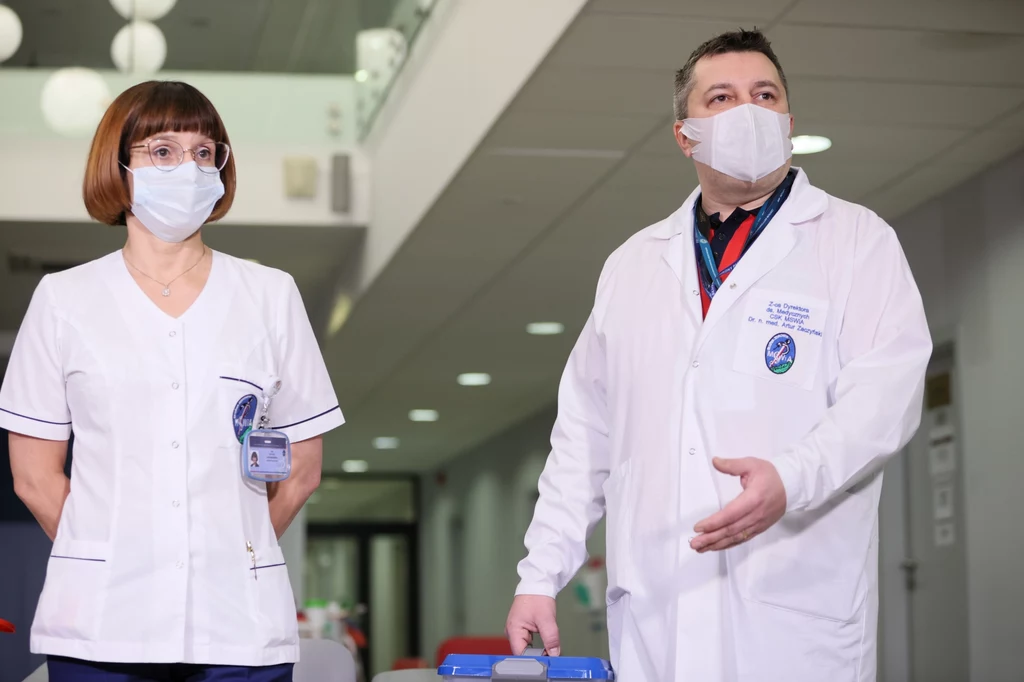 - Jestem z tego dumna, że zostałam wybrana - stwierdziła Alicja Jakubowska przed szczepieniem, dziękując dyrektorowi. - Nie bolało - powiedziała tuż po zabiegu, dodając z uśmiechem, że widać radość w jej oczach. - Jestem z tego dumna, że zostałam wybrana - stwierdziła Alicja Jakubowska przed szczepieniem, dziękując dyrektorowi. - Nie bolało - powiedziała tuż po zabiegu, dodając z uśmiechem, że widać radość w jej oczach.