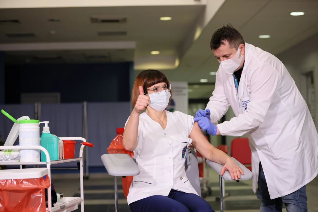 - Pozostała część szczepionek będzie dystrybuowana w klinikach, w których pracownicy zajmują się pacjentami zakażonymi koronawirusem – wyjaśniła Sołtys. Gotowe szczepionki trafią do tych klinik. Tam w gabinetach zabiegowych otrzyma je zgłoszony do szczepień personel. Szczepienia potrwają kilka dni. - Pozostała część szczepionek będzie dystrybuowana w klinikach, w których pracownicy zajmują się pacjentami zakażonymi koronawirusem – wyjaśniła Sołtys. Gotowe szczepionki trafią do tych klinik. Tam w gabinetach zabiegowych otrzyma je zgłoszony do szczepień personel. Szczepienia potrwają kilka dni.