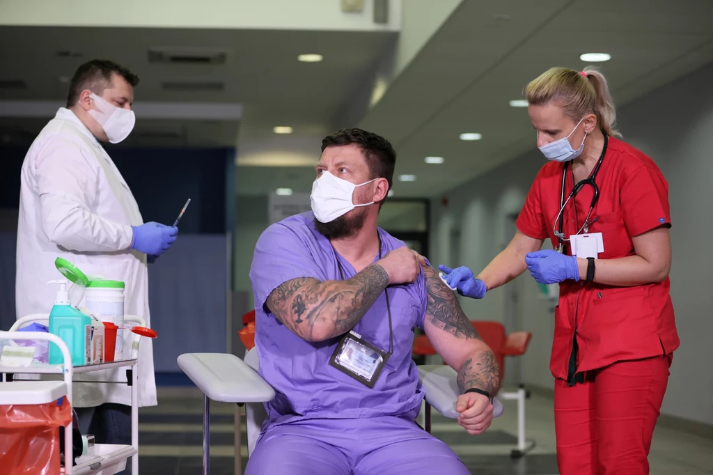 Po nim zaszczepieni zostali dr Artur Zaczyński, dyrektor Szpitala Tymczasowego na Stadionie PGE Narodowy i diagnosta laboratoryjna Angelika Aplas. Po nim zaszczepieni zostali dr Artur Zaczyński, dyrektor Szpitala Tymczasowego na Stadionie PGE Narodowy i diagnosta laboratoryjna Angelika Aplas.