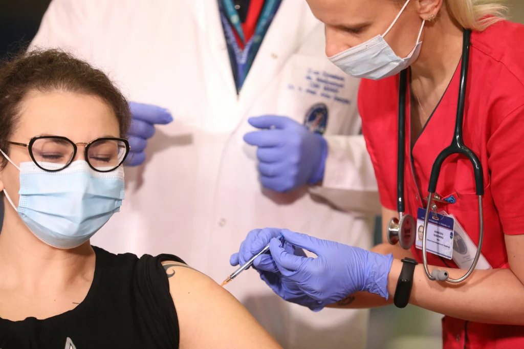 Diagnostka laboratoryjna Angelika Aplas podczas szczepienia w szpitalu MSWiA w Warszawie
