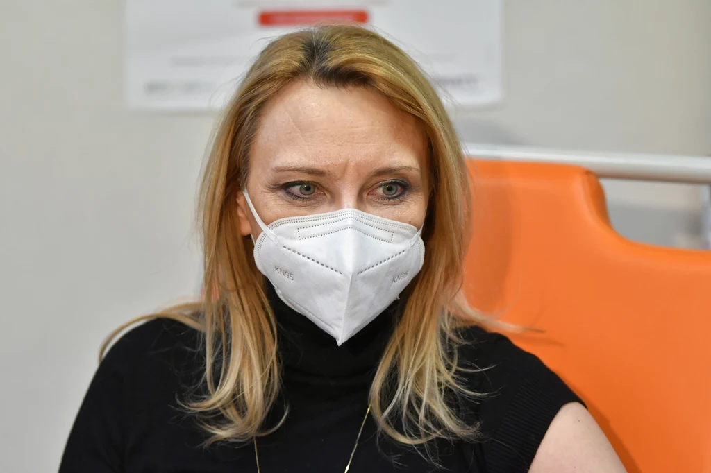Na zdjęciu prof. Anna Piekarska podczas szczepienia przeciwko COVID-19