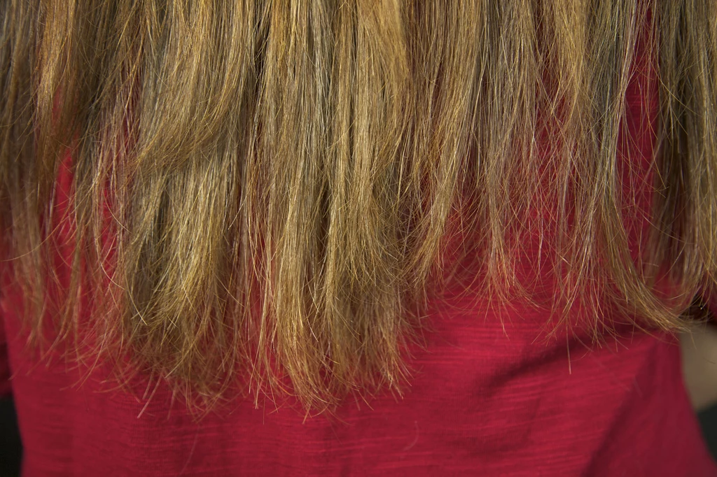 Suche włosy czy rozdwojone końcówki nie wyglądają dobrze, zwłaszcza na długich włosach