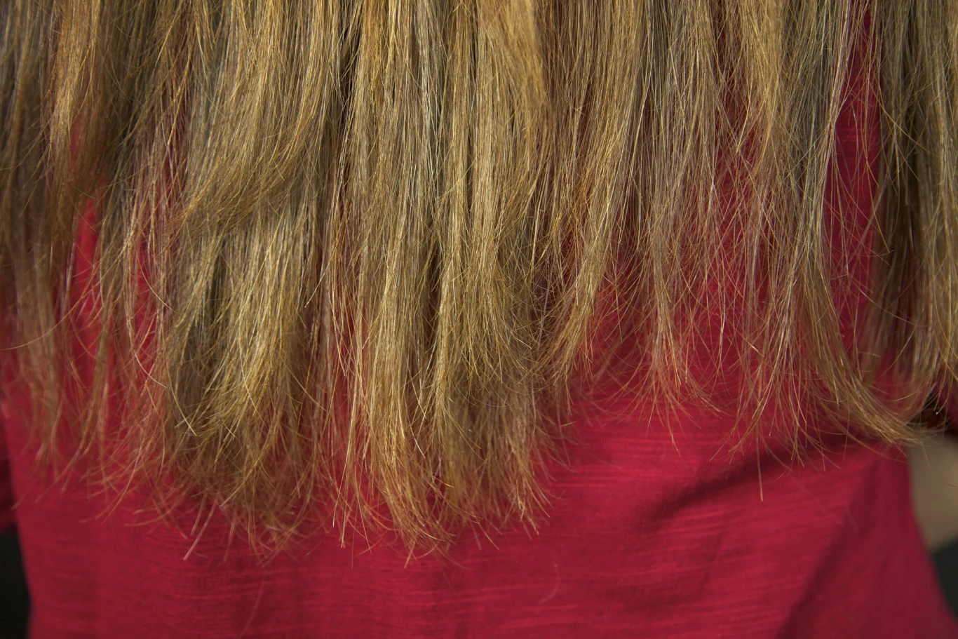 Suche włosy czy rozdwojone końcówki nie wyglądają dobrze, zwłaszcza na długich włosach