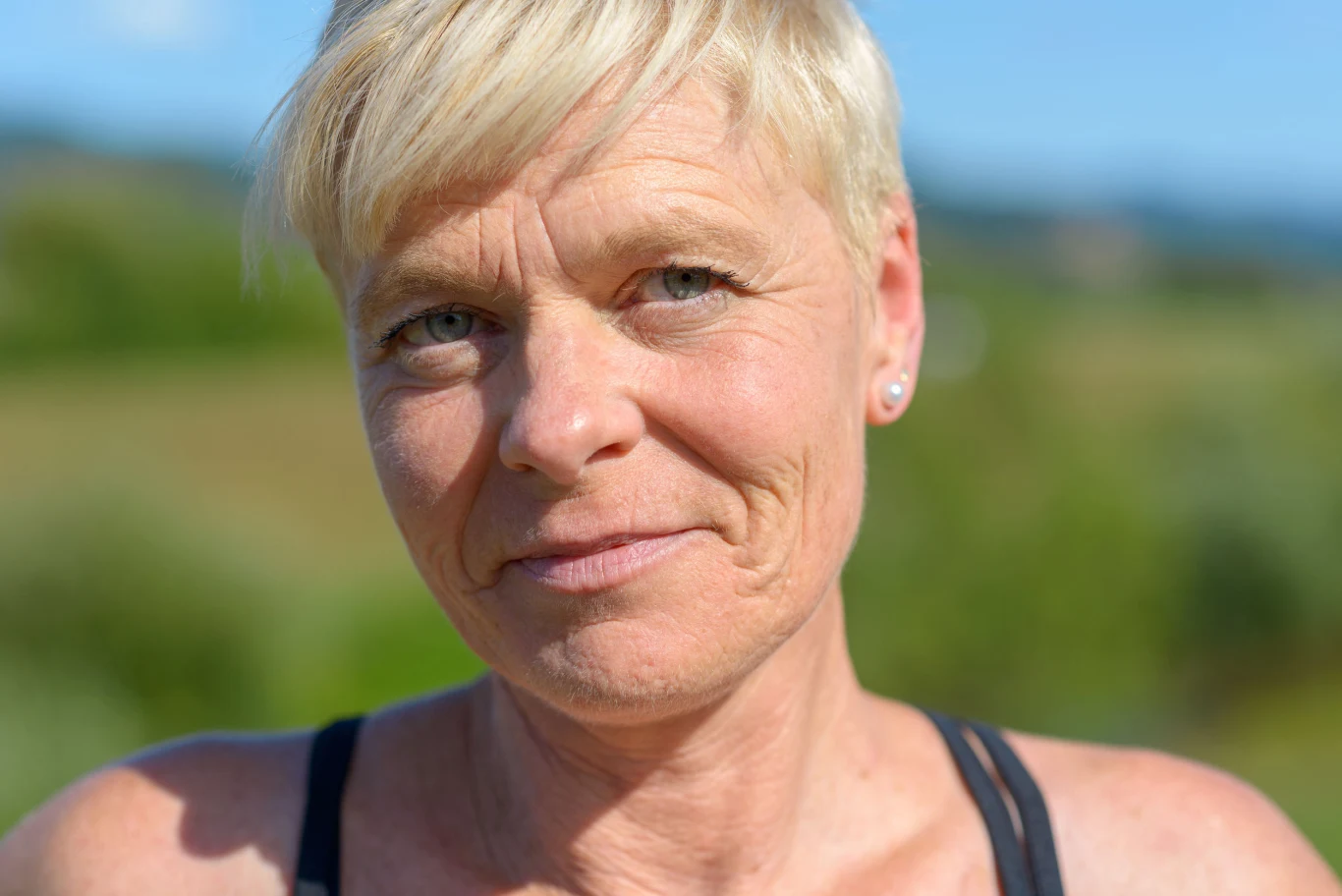 Bardzo krótkie fryzury u kobiet często postarzają