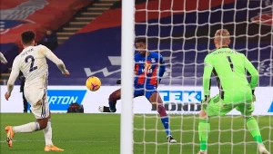 Wilfried Zaha strzelający na bramkę Leicesteru City