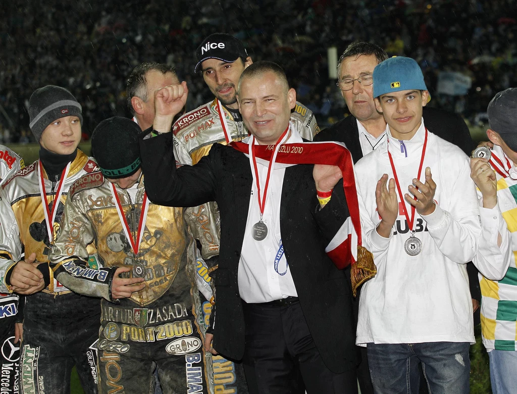 Falubaz cieszy się ze srebra w sezonie 2010. Robert Dowhan na pierwszym planie, za jego plecami Rafał Dobrucki Falubaz cieszy się ze srebra w sezonie 2010. Robert Dowhan na pierwszym planie, za jego plecami Rafał Dobrucki