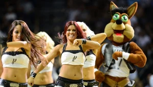 Cheerleaderki oraz maskotka San Antonio Spurs