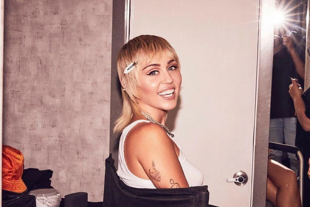 Na kontrowersyjne cięcie zdecydowała się również Miley Cyrus