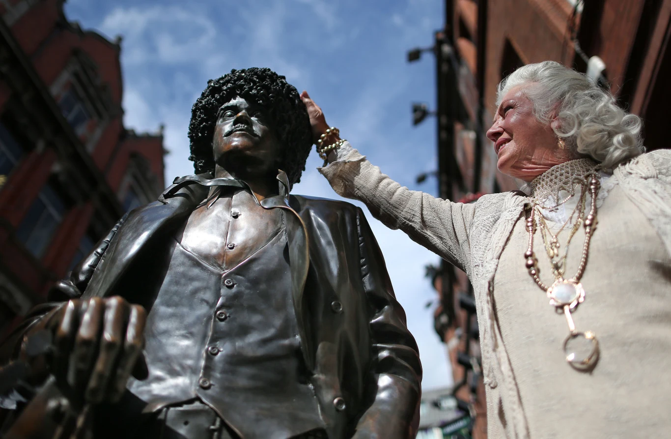 "Te dzieciaki powinny go kochać, ale nie jego styl życia. Narkotyki zabijają człowieka i nie chcę, aby inne matki cierpiały tak jak ja. Wypłakałam rzekę łez, a na świecie jest wiele matek, które też tego doświadczyły" - powiedziała Philomena Lynott dziennikarzom w 15. rocznicę śmierci syna. W 2013 r. Philomena Lynott pojawiła się na odsłonięciu naprawionego pomnika swojego syna na Grafton Street w Dublinie. Statua pojawiła się w stolicy Irlandii w 2005 r.