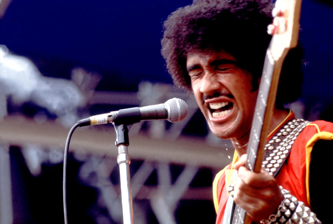 W pierwszy dzień świąt Bożego Narodzenia 1985 roku 36-letni wówczas Phil Lynott w swoim domu w Kew po raz kolejny przesadził z wybuchową mieszanką alkoholu i narkotyków. Muzyka znalazła Philomena Lynott, która zaalarmowała żonę Phila. Caroline (byli w separacji) pokonała 160 km dzielące jej dom w Bath od Kew. Stamtąd zabrała muzyka do odwykowej kliniki w Wiltshire, jednak tamtejsi lekarze doradzili jej przewiezienie go na oddział intensywnej opieki medycznej w szpitalu Salisbury. Na zdjęciu Phil Lynott w 1979 r. w Chicago.