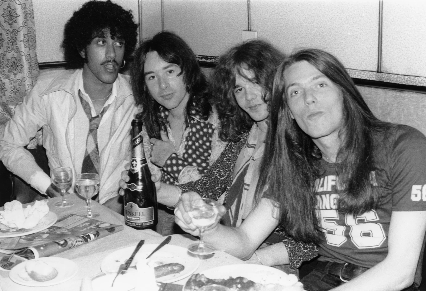 Fala popularności Thin Lizzy na dobre zaczyna rosnąć w drugiej połowie lat 70. - płyty regularnie lądowały w dziesiątce najpopularniejszych na Wyspach, status koncertowej gwiazdy utwierdził "Live And Dangerous" (1978), po latach uznany za koncertowy album wszech czasów. Mało kto wprawdzie pamięta, że producent Tony Visconti twierdzi, że aż 75 procent zostało nagranych w studiu. Inne źródła podają, że 75 proc. to nagrania "live". Jedno jest pewne - zespół poprawiał materiał w studiu, ale legenda pozostaje. Thin Lizzy w 1978 r., od lewej: Phil Lynott, Brian Downey, Brian Robertson, Scott Gorham.