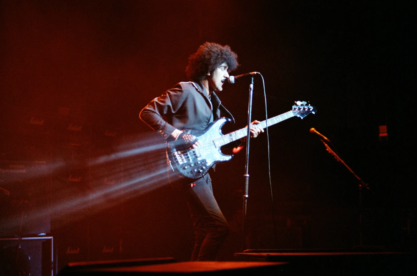 Lista przebojów zaczęła rosnąć w imponującym tempie - "The Boys Are Back In Town", "Jailbreak", "Dancing In The Moonlight", "Waiting For An Alibi"... Intensywny tryb życia zaczął dawać się we znaki Lynottowi, jednak ten nie zamierzał odpuszczać. Przy wirusowym zapaleniu wątroby lekarz doradził liderowi Thin Lizzy rozstanie z narkotykami, seksem i alkoholem. Muzyk skomentował, że rzucił jedną z tych rzeczy, lecz nie zdradzi, której. Na początku lat 80. dobrze funkcjonująca maszyna zaczęła się zacinać. W trakcie trasy koncertowej w USA z zespołu odszedł Gary Moore, a Lynott coraz więcej czasu poświęcał projektom poza Thin Lizzy (także solowym płytom). Niektórzy muzycy zespołu nie wiedzieli nawet do końca, czy nagrywają solowy album Lynotta, czy kolejny materiał Thin Lizzy. Ostatnim akordem pod szyldem był udany album "Thunder And Lightning" (1983), a w sierpniu na festiwalu Monsters Of Rock odbył się ostatni koncert zespołu. Phil Lynott w 1983 r. w legendarnej sali Hammersmith Odeon w Londynie.