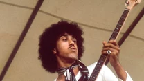 Ze szkolnym kolegą, perkusistą Brianem Downeyem w 1969 roku zakładają grupę Thin Lizzy. 20-letni Lynott jest głównym kompozytorem i tekściarzem nowego zespołu. Już wtedy obok muzyki pojawiły się narkotyki i inne używki - takie były szalone lata 70. "Wszyscy byli upaleni" - wspominał początki Downey.

Pierwsze poważne sukcesy przychodzą w 1972 roku, kiedy na singlu ukazuje się ich wersja tradycyjnego irlandzkiego utworu ludowego "Whiskey In The Jar". Do nagrania tego numeru zespół zmusiła... bieda. "Powinni być bankrutami, kompletnie nie mieli kasy" - mówił ich ówczesny menedżer Chris Morrison.

Phil Lynott w 1974 r. na festiwalu Reading.