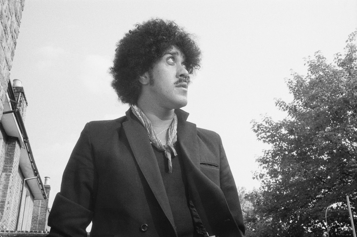 Phil Lynott wychowywał się w niepełnej rodzinie - ojcem muzyka był ciemnoskóry Cecil Parris, mający korzenie afrykańsko-południowoamerykańskie. Parris odszedł od matki Phila, Philomeny Lynott, gdy chłopiec miał raptem kilka tygodni. Ich znajomość zakończyła się po kolejnych dwóch latach, kiedy Philomena Lynott z synem przeniosła się z przedmieść Birmingham do Manchesteru. Po kolejnych dwóch latach Phil Lynott trafił do irlandzkiego Dublina pod opiekę swojej babci, Sarah. W połowie lat 60. nastoletni Phil zaczyna swoją przygodę z muzyką jako wokalista szkolnej grupy The Black Eagles. W Skid Row poznaje m.in. gitarzystę Gary'ego Moore'a (który później znajdzie się w składzie Thin Lizzy). Wkrótce powstają kolejne zespoły z udziałem Lynotta, który poza mikrofonem zaczyna obsługiwać także gitarę basową. "Granie w zespole rockowym to sposób na wyrażenie siebie przez dzieci z klasy robotniczej" - mówił później Lynott o wyborze swojej drogi. Na zdjęciu Phil Lynott w 1983 r. w Londynie.