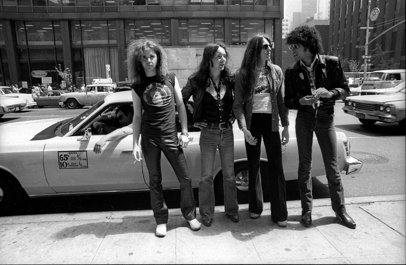 Hardrockowe nagranie trafia na brytyjską listę przebojów (6. miejsce i jak się później okazało, największy sukces zespołu), a w ojczystej Irlandii dochodzi do szczytu listy. Co ciekawe, piosenka "Whiskey In The Jar" nie znalazła się na płycie "Vagabonds of the Western World" (1973), lecz trafiła dopiero na kompaktową reedycję w 1991 r. Wielu słuchaczy (szczególnie młodszych) "Whiskey In The Jar" zna tylko z wykonania Metalliki, która w 1998 roku nagrała ten utwór na składankową płytę z coverami "Garage Inc.". Wersja Metalliki przyniosła jej nagrodę Grammy, stając się popularniejsza od wersji Thin Lizzy. Thin Lizzy w 1977 r., od lewej: Brian Robertson, Brian Downey, Scott Gorham, Phil Lynott.