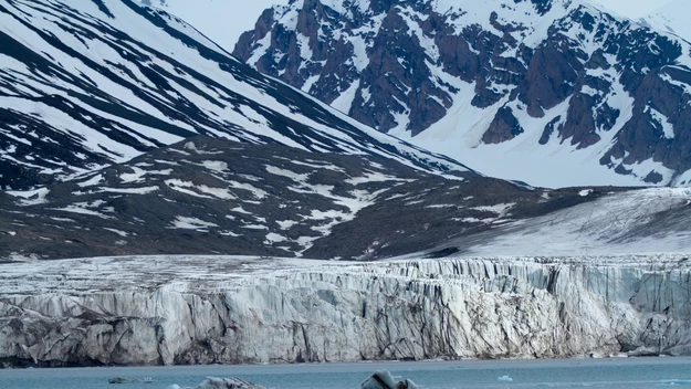 Svalbard to strefa zdemilitaryzowana i bezcłowa.