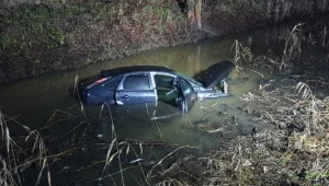 Zatopione auto zostało wyciągnięte przez straż pożarną