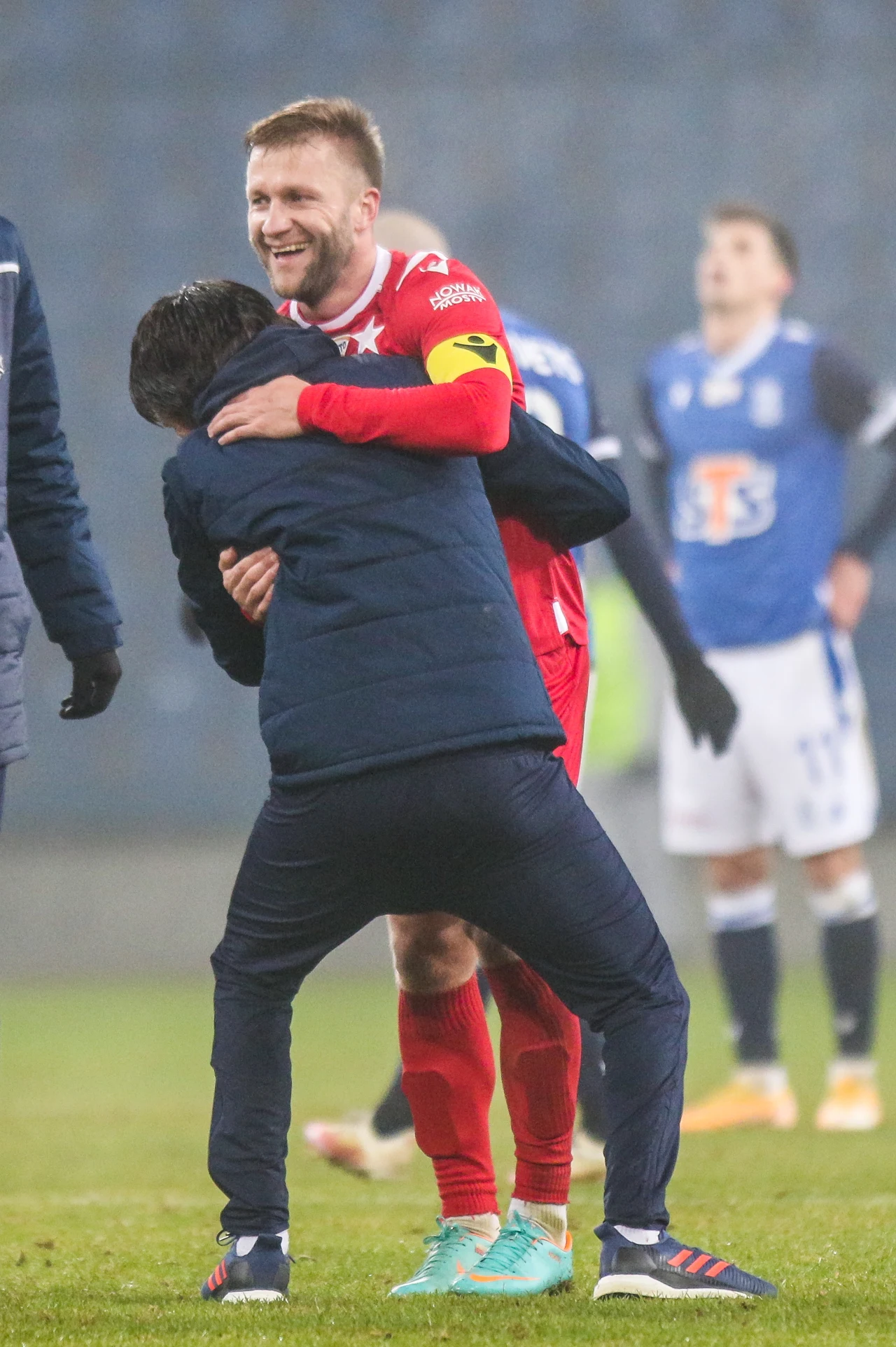 Jakub Błaszczykowski w objęciach trenera Petera Hyballi po wygranej nad Lechem Poznań