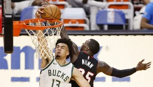 Kendrick Nunn (nr 25) z Miami Heat blokuje próbę dunku Jordana Nwory