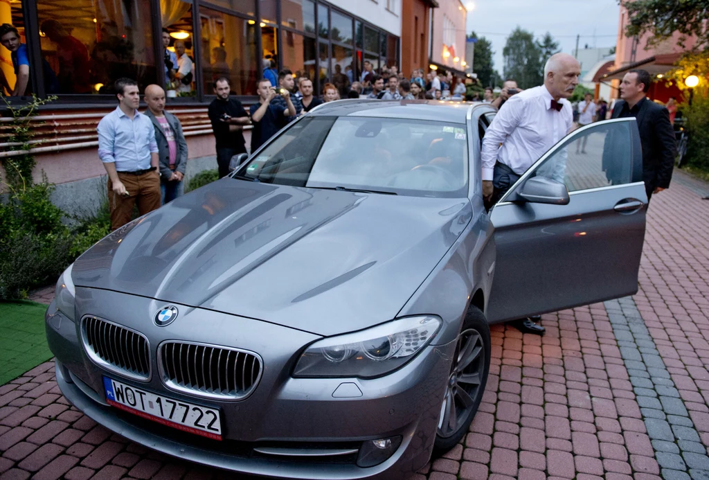 Janusz Korwin-Mikke w swoim BMW serii 5 w 2014 - według najnowszych doniesień już wtedy nie miał on prawa jazdy