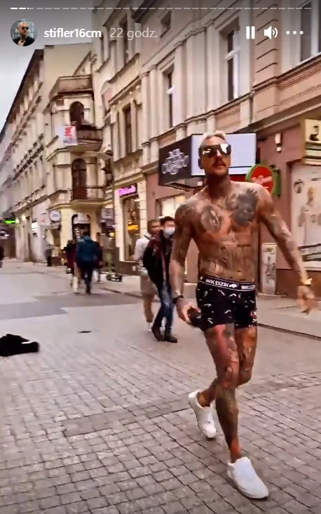 Stifler tańczy na środku ulicy