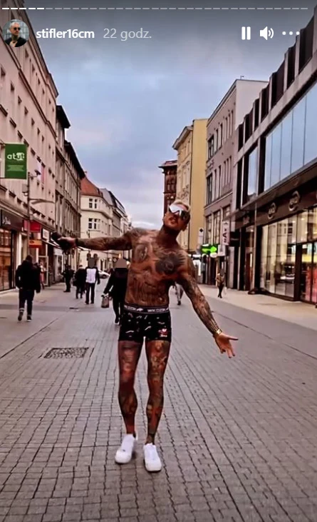 Rozebrany do bielizny Stifler kroczy przez miasto