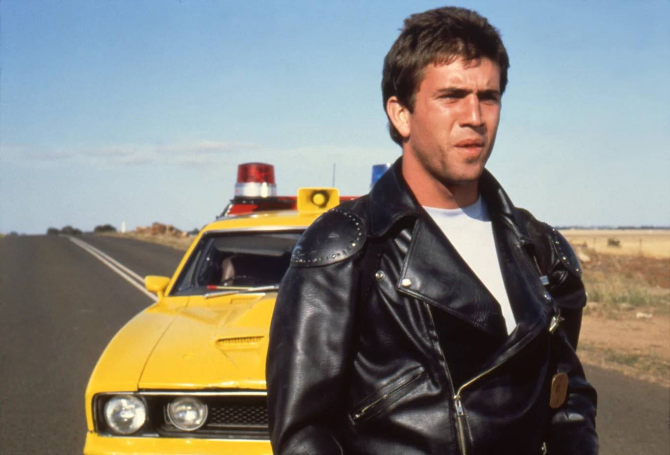 Pierwszym światowym sukcesem Gibsona okazała się trylogia "Mad Max" (1979-1985). Wykreował w niej kultową dziś postać byłego policjanta, przemierzającego postapokaliptyczną Australię w poszukiwaniu wody i paliwa. W historii kina szczególnie zapisała się druga część cyklu, o podtytule "Wojownik szos" (1981), w której w finałowej sekwencji tytułowy bohater ucieka cysterną przed gangiem motocyklistów. Sukces tych filmów umożliwił Gibsonowi karierę w Stanach Zjednoczonych.