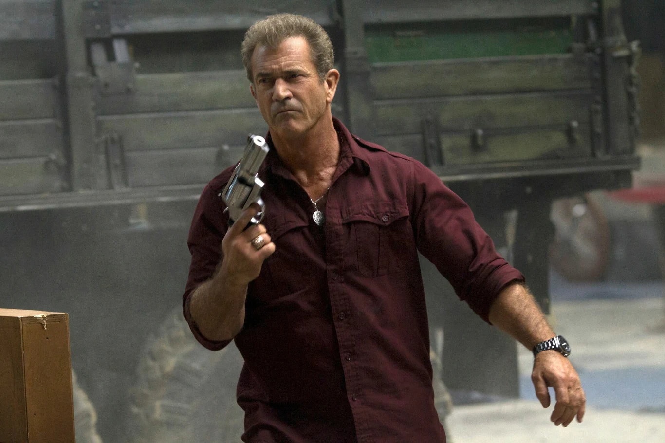 W kolejnych latach Mel Gibson grał antagonistów w przeciętnych akcyjniakach. W "Maczeta zabija" (2013) wcielił się w szalonego biznesmana, który dążył do unicestwienia życia na Ziemi. Z kolei w trzeciej części "Niezniszczalnych", skupiającej aktorów znanych z kina sensacyjnego lat 80., zagrał handlarza bronią i byłego członka tytułowej grupy. Role, podobnie jak same filmy, nie spotkały się z przychylnością widowni i krytyki. Za występ w "Niezniszczalnych 3" (2014) Gibson otrzymał nominację do Złotej Maliny dla najgorszego aktora drugoplanowego.