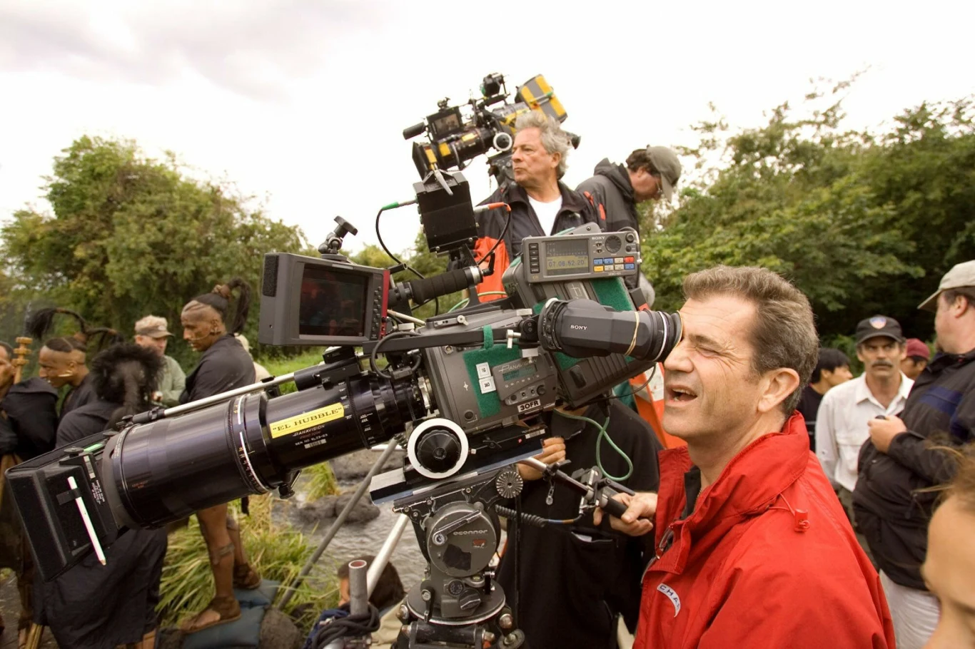 Od kilku lat mówi się, że Gibson wróci na reżyserski fotel z sequelem "Pasji".

"To będzie arcydzieło. To będzie największy film w historii dziejów. Takie kino jest ważne w obecnych czasach. Jednak filmy biblijne nie powstają. Zamiast tego powstają kolejne filmy Marvela. Zobaczysz na ekranie Supermana, ale nie zobaczysz Jezusa. Ale to ja gram największego superbohatera wszech czasów" - mówił niedawno Jim Caviezel, który w "Pasji" zagrał Chrystusa.

Autorami scenariusza filmu "Pasja: Wskrzeszenie" są Mel Gibson i Randall Wallace. Obaj współpracowali już razem przy filmach "Braveheart - Waleczne serce" oraz "Byliśmy żołnierzami".