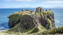 Zamek Dunnottar robi niesamowite wrażenie również ze względu na położenie. Umiejscowienie na wysokiej skale z trzech stron otoczonej morzem, niegdyś zapewniało mu status trudnego do zdobycia. Dziś czyni go jednym z najatrakcyjniejszych celów dla amatorów fotografii. 