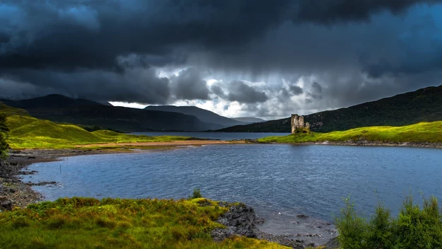 Niepokojąco piękny zamek Ardvreck  położony jest na półwyspie na jeziorze Assynt (przy podwyższonym stanie wód na wyspie). XV wieczny zamek znacznie ucierpiał w XVIII wieku na skutek uderzenia pioruna. Choć stopniowo popada w ruinę jest jednym z najbardziej pobudzających wyobraźnię zamków Szkocji, świadectwem historii klanów MacLeod i MacKenzie. 