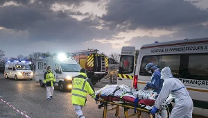 Ratownicy medyczni we Francji przewożą pacjenta z koronawirusem, zdj. ilustracyjne