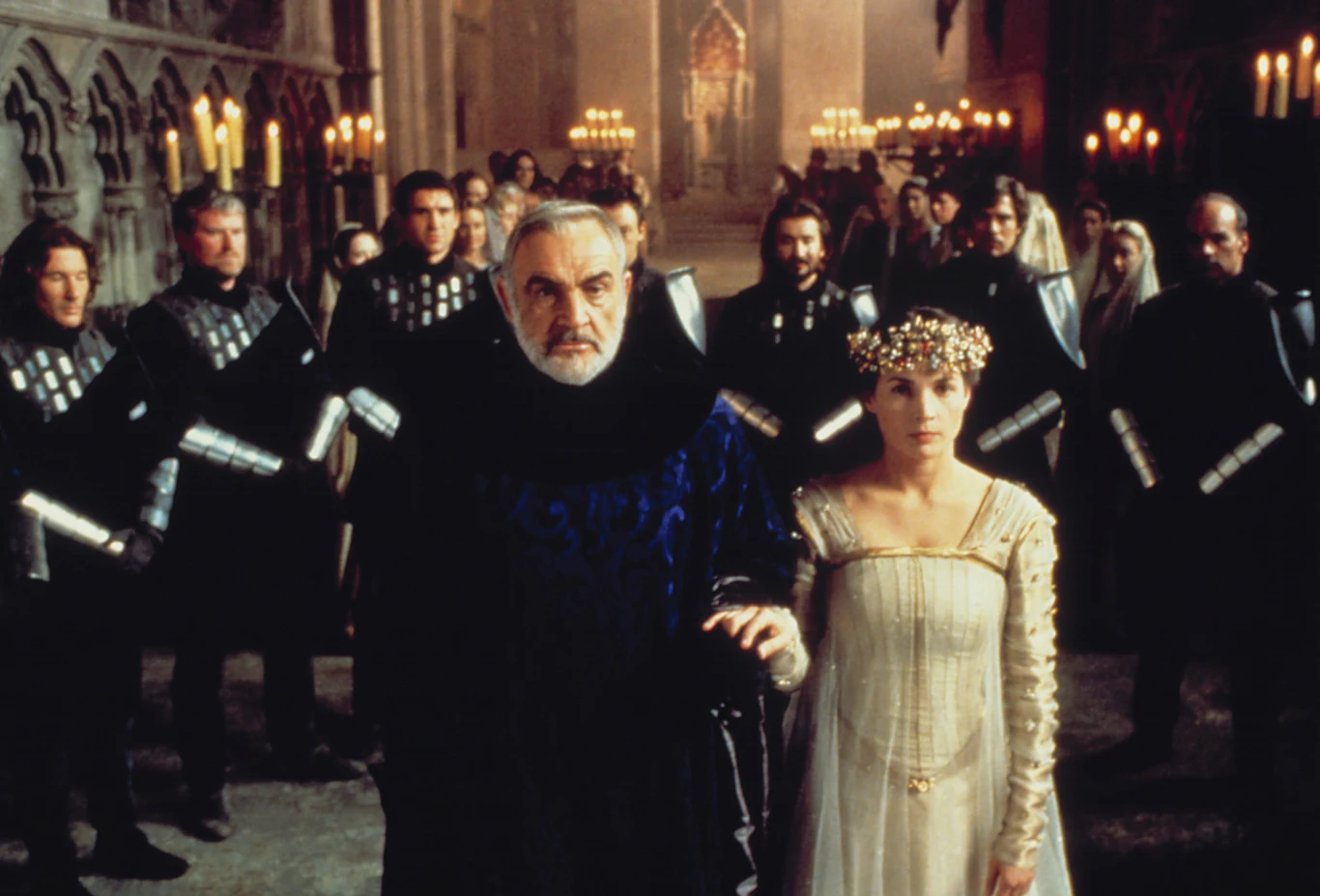 Przez kilka lat ta brytyjska aktorka rzeczywiście była obsadzana jako romantyczna heroina w głośnych filmach. W 1997 r. przydarzył się jej jednak "wypadek przy pracy": thriller "Biały labirynt" z jej udziałem poniósł spektakularną porażkę - a ona sama wypadła z hollywoodzkiej pierwszej ligi. Po tych wydarzeniach Ormond zrobiła sobie krótką przerwę i skrupulatnie przeanalizowała rozwój swojej kariery. Wniosek nasunął się sam: zamiast grać w kółko jedną postać - czyli ładną towarzyszkę głównego bohatera - pora zacząć wcielać się w takie kobiety, które same mają coś do powiedzenia.  