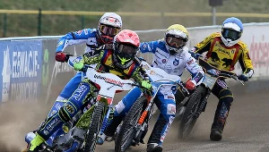 Mecz RzTŻ - Kolejarz. Na prowadzeniu Bartosz Smektała, za nim Dawid Stachyra