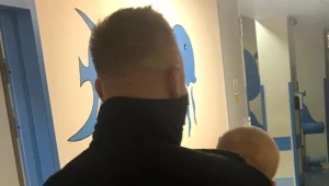 Policjant trzymający niemowlę w szpitalu