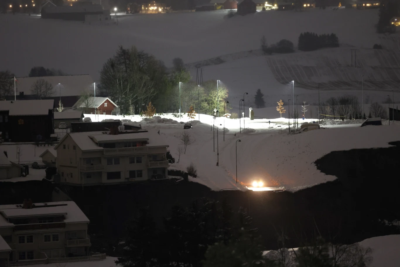 Zdjęcia z miejsca katastrofy naturalnej wyglądają dramatycznie. Część miasteczka zapadła się pod ziemię, a niektóre domy dosłownie zawisły na krawędzi. Dziura ma 700 metrów długości oraz 300 szerokości.