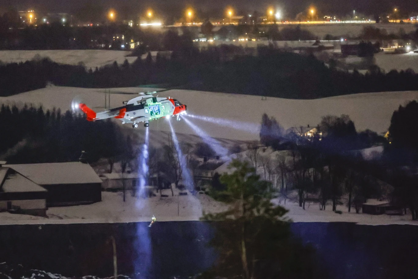 Akcja ratownicza trwała całą noc, ale z powodu możliwości wystąpienia kolejnych osunięć wejście ratowników do powalonych domów nie jest możliwe. Podjęto próbę z psem tropiącym. 