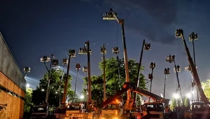 Moi bohaterowie 2020 roku. Boniek z Lewym, a między nimi właściciel firmy wynajmujące podnośniki