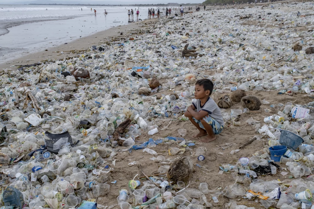 Kraj dotychczas wprowadzał do środowiska naturalnego tysiące ton plastiku rocznie. Kraj dotychczas wprowadzał do środowiska naturalnego tysiące ton plastiku rocznie.