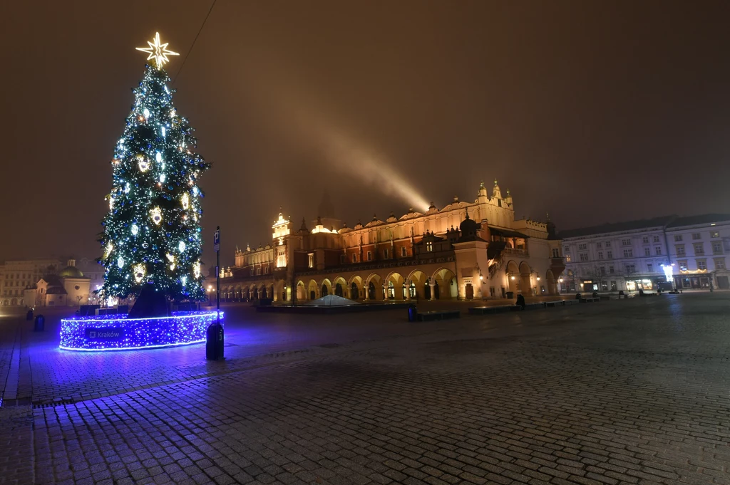 Pusty krakowski Rynek Główny i okoliczne ulice Pusty krakowski Rynek Główny i okoliczne ulice