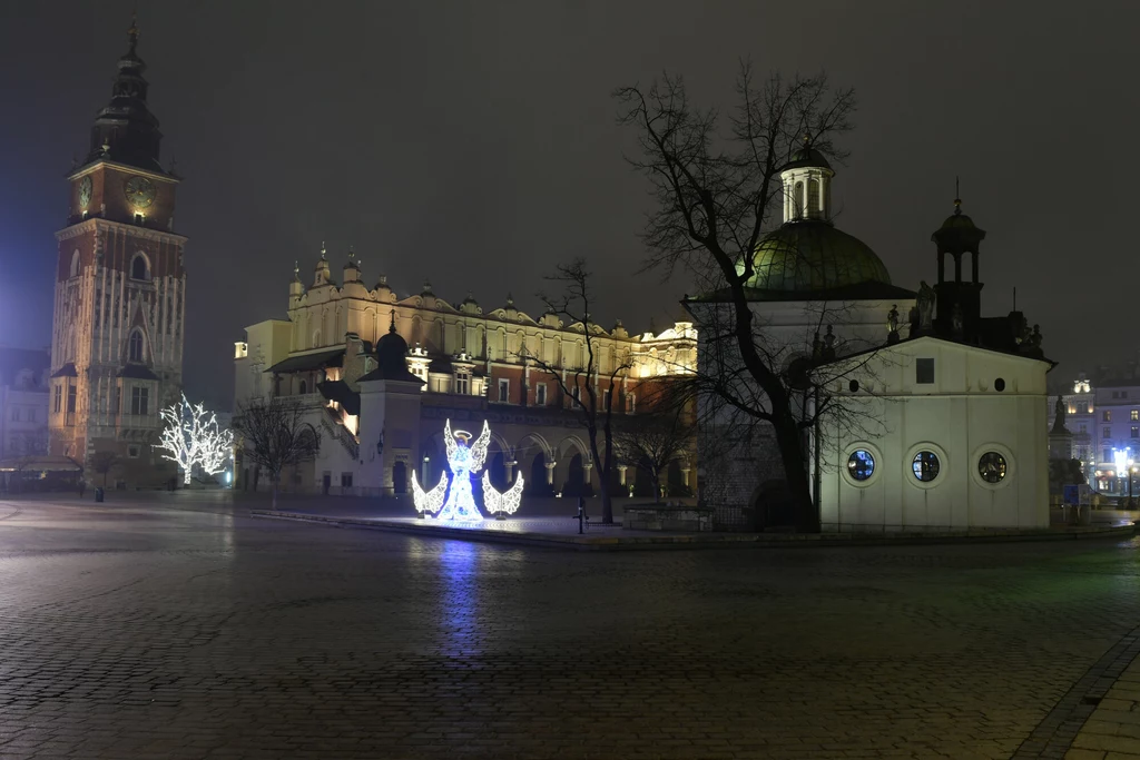 Pusty krakowski Rynek Główny i okoliczne ulice Pusty krakowski Rynek Główny i okoliczne ulice