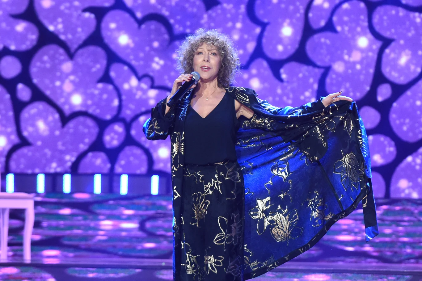 Wspólnie z Alicją Majewską można było odśpiewać m.in. "Być kobietą". Wspólnie z Alicją Majewską można było odśpiewać m.in. "Być kobietą".