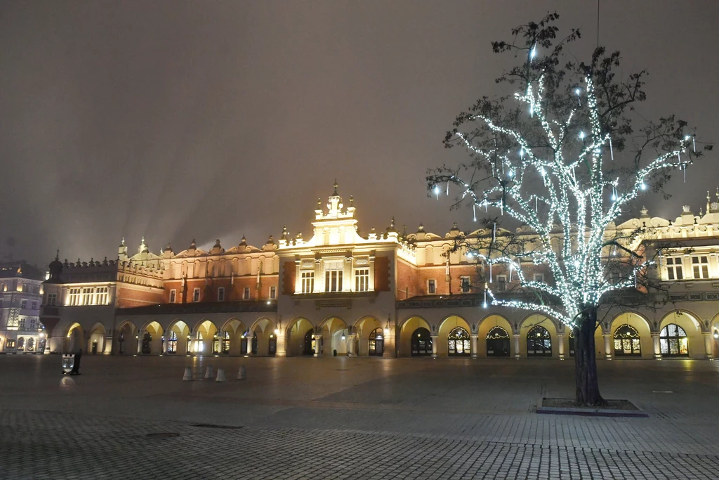 Opustoszały krakowski Rynek Główny i okoliczne ulice Opustoszały krakowski Rynek Główny i okoliczne ulice
