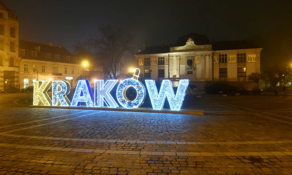Opustoszały krakowski Rynek Główny i okoliczne ulice Opustoszały krakowski Rynek Główny i okoliczne ulice