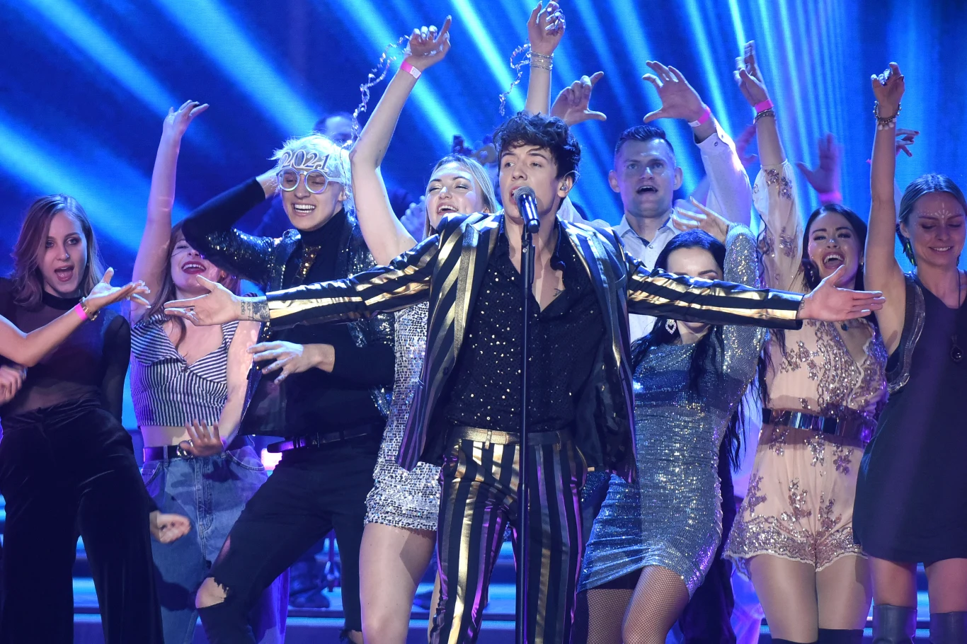 Dawid Kwiatkowski zaprezentował się m.in. w utworze "Can't Take My Eyes Off You". Dawid Kwiatkowski zaprezentował się m.in. w utworze "Can't Take My Eyes Off You".