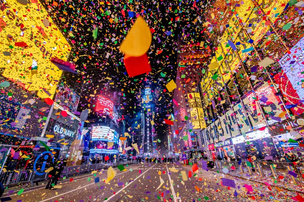 Konfetti z życzeniami z całego świata spadło na Times Square
