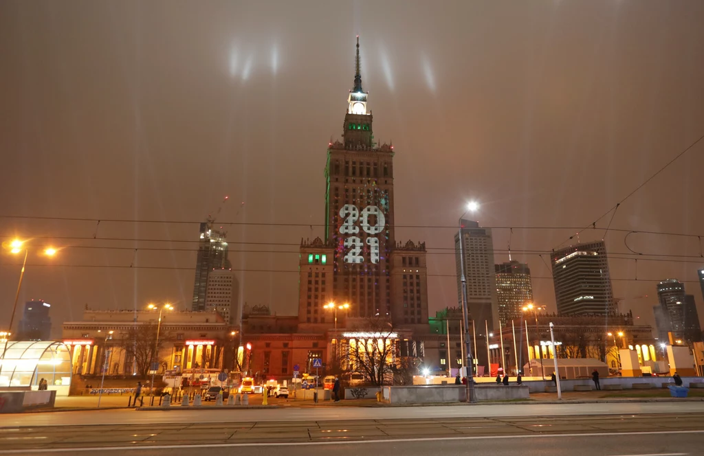 Pokaz świateł na fasadzie Pałacu Kultury i Nauki w sylwestrową noc Pokaz świateł na fasadzie Pałacu Kultury i Nauki w sylwestrową noc