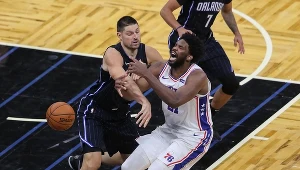 Joel Embiid z Philadelphia 76ers (z prawej) i Nikola Vucević z Orlando Magic